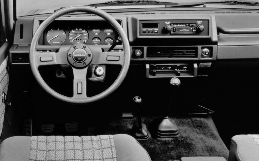 Торпедо Nissan Patrol Station Wagon High Roof (260) 1986 года  (фото 4 из 4)